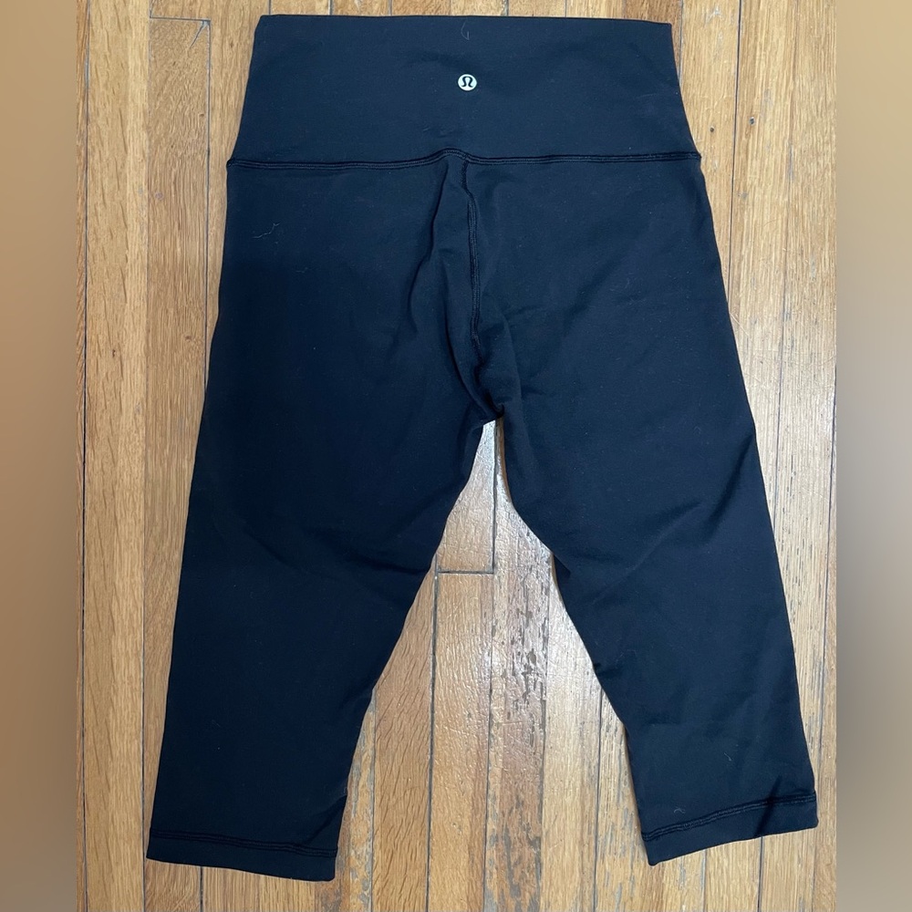 EUC! size 8 Women's lululemon athletica Black cropped Leggings